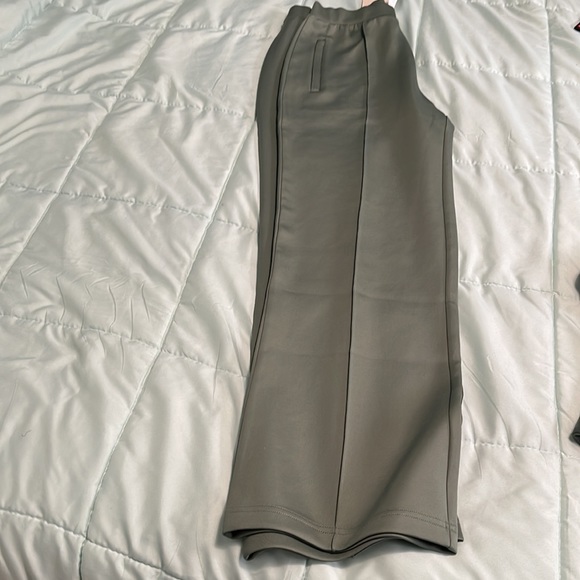 Brand new Fabletics set. - Picture 3 of 6